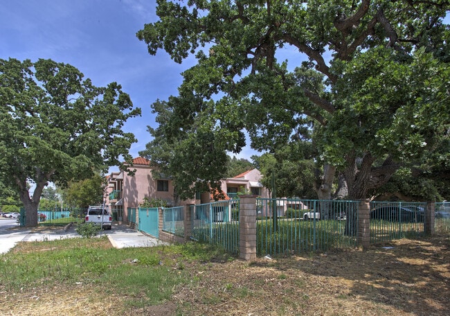 Whispering Oaks Apts