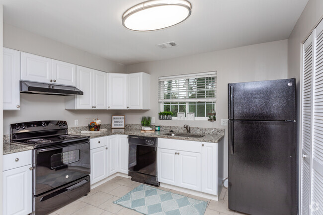 2BR, 1.5BA/ 945 SF Black Appliance Granite Counters - Hillcrest Park Apartments