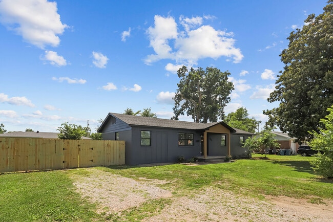 Photo - 809 Carson Dr