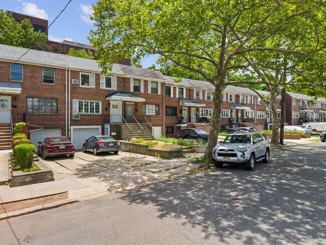 Photo - 32 College St