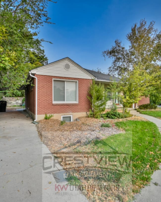 Building Photo - Martin Triplex Unit 835BASE