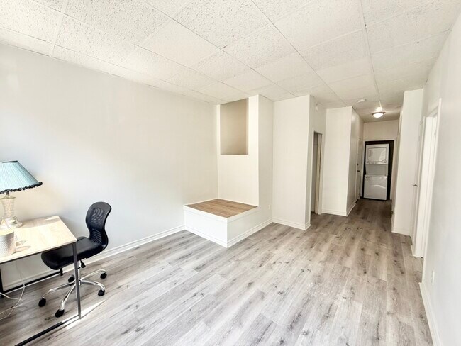 Photo - 1-1735 Richmond St