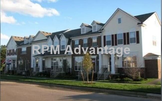Building Photo - Gorgeous Townhouse Steps from Pool and Hik...