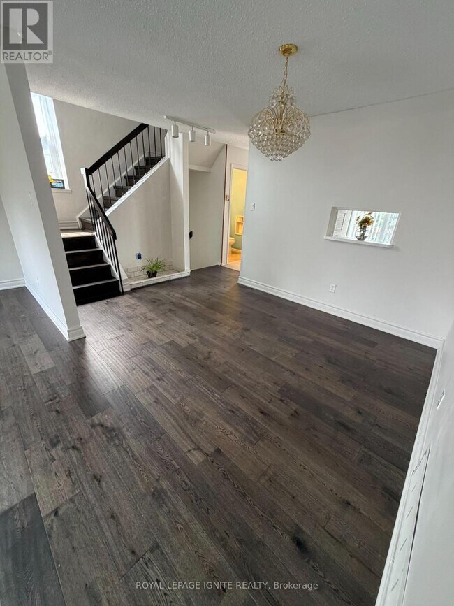 Photo - 17 Sandhurst Cir