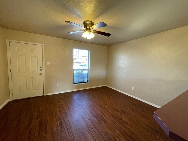 Photo - 1108 Leslie Cir Unit B