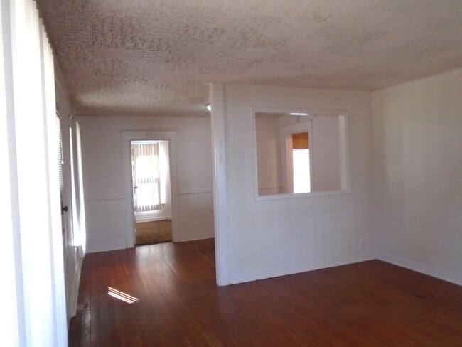 Photo - 435 Wilson St S