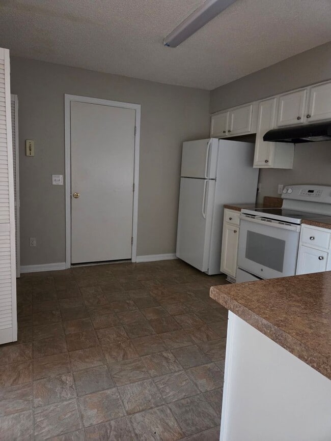 Photo - 3 Bedroom 2 bath fenced back yard in a quiet neighborhood!!
