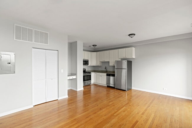 Photo - 2451 W Howard St