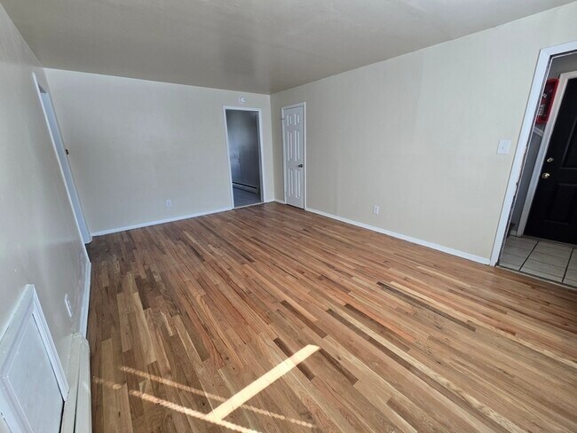 Photo - 3210 Ellwood Ave Unidad B