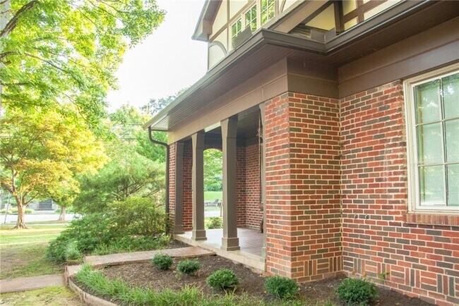 Photo - 1300 N Morningside Dr NE
