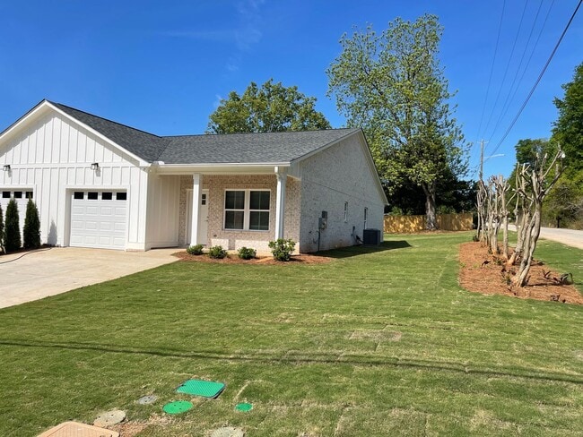 Building Photo - Brand new twin home