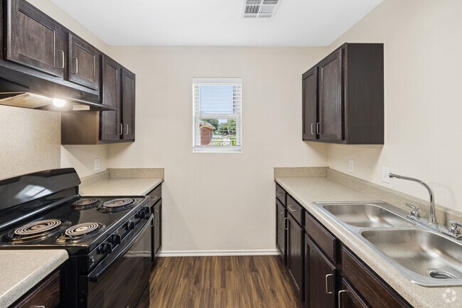 2BR, 1BA - 1,007SF - Kitchen - Villas of Benedictine
