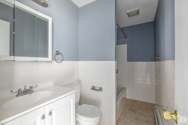 2BD, 2BA - 900 SF