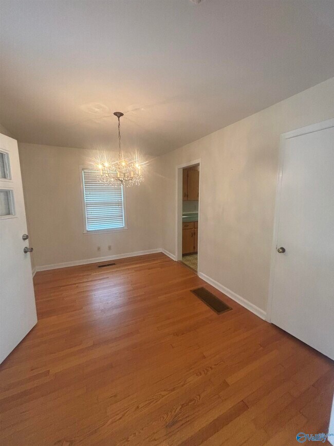 Photo - 1805 Stevens Dr NE