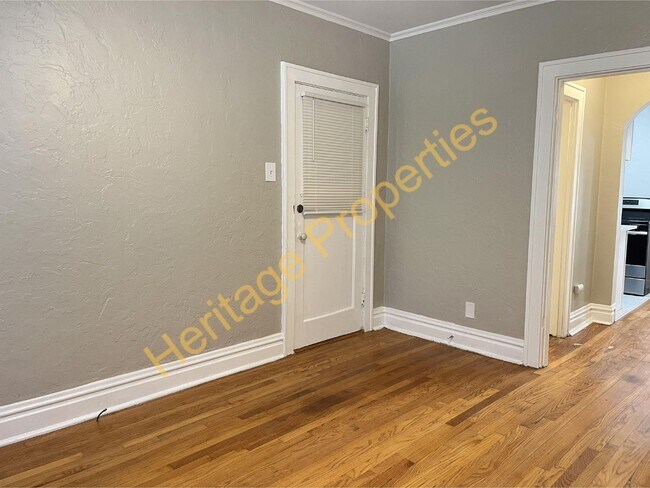 Photo - Freshly Updated Southampton 1 Bedroom Unit 4904 #16