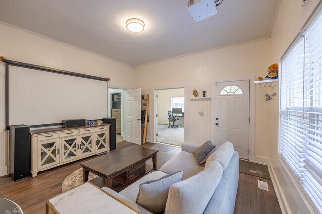 Photo - 2205 Pleasant St