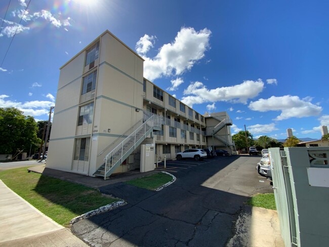 Building Photo - CONVENIENTLY LOCATED, TOP FLOOR Unit 202