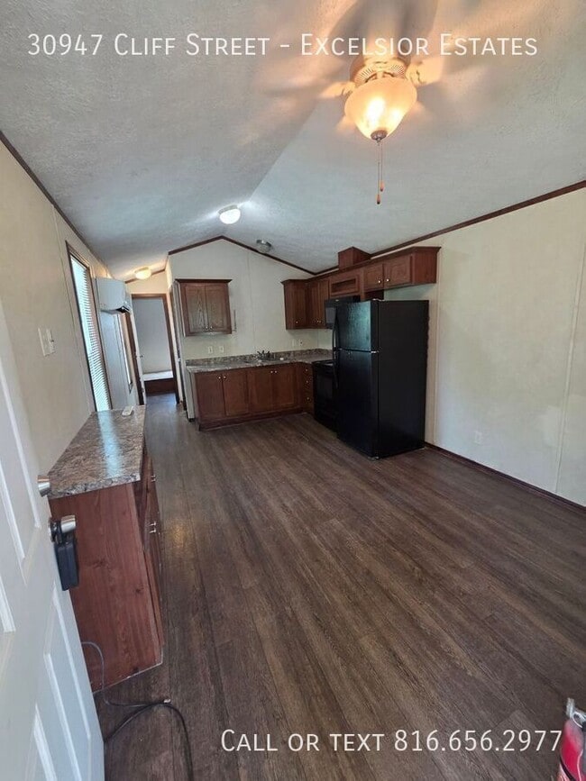 Building Photo - 30947 Cliff St Unit Excelsior Estates