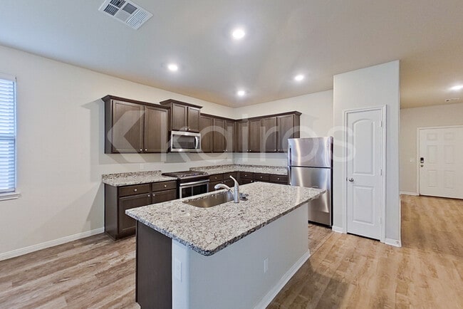 Photo - 916 NW 4th St