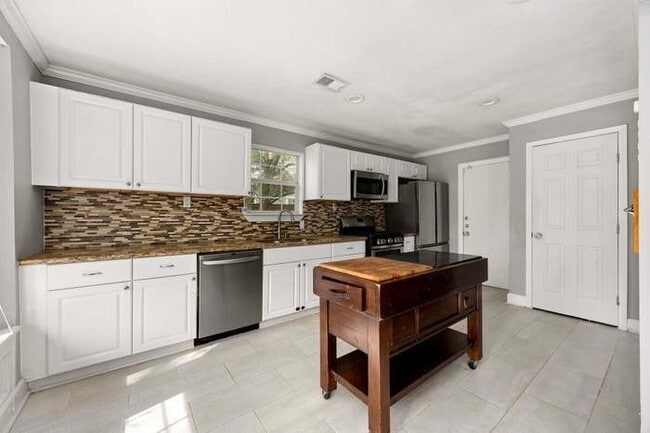 Photo - 827 W 43rd St