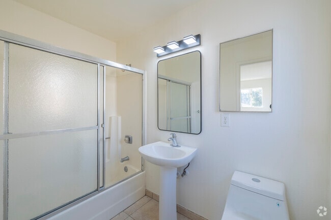 2BR, 2BA - 1008 SF - Bathroom