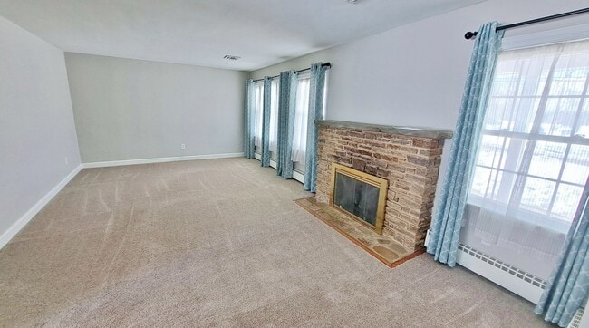 Photo - 3 Bed / 1-1/2 Bath Single Family Home w/2-car garage