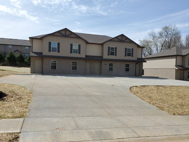 Building Photo - 153 Center Pointe Dr Unit D