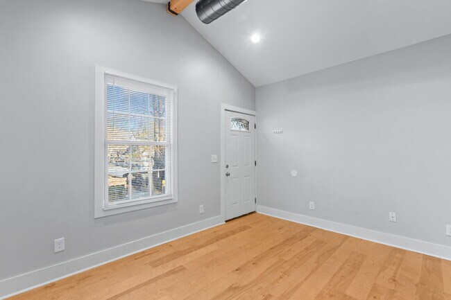 Photo - 944 Brent St