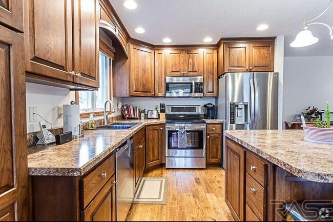 Building Photo - 2720 S Maywood Dr Rental