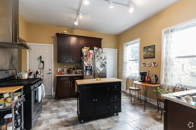 Building Photo - 2032 W Roscoe St Unit 1 Rental