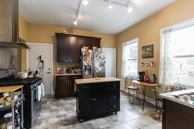 Photo - 2032 W Roscoe St Apartment Unit 1