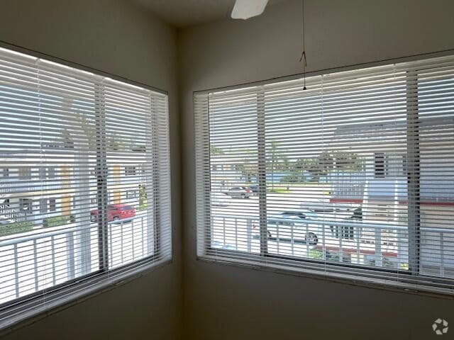 Building Photo - 3320 Lake Osborne Dr Unit 210 Rental
