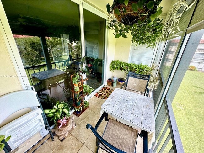 Photo - 9420 S Hollybrook Lake Dr Unidad 302