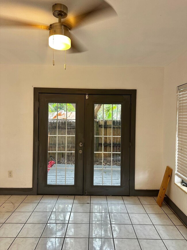 Building Photo - 1418 SW 27th St Unit 2