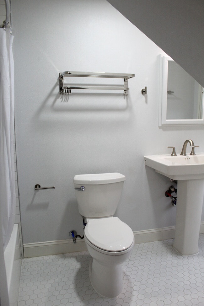 Building Photo - 1013 S Glasgow Dr Unit C Rental