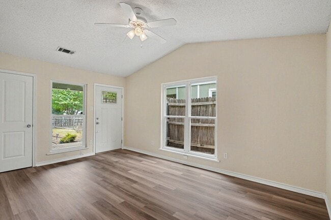 Photo - Charming 2-bedroom, 1-bath home in a convenient Fort Worth location!