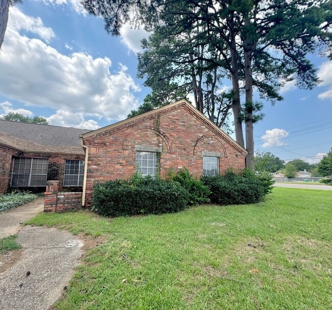 Building Photo - FER25 Unit 25-N