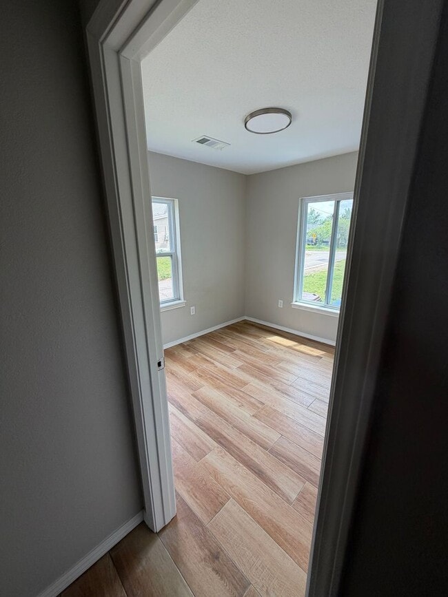 Photo - 2 BEDROOM 1 BATH HOUSE ALL ELECTRIC TILE FLOORING CENTRAL HEAT & AIR STACK WASHER/DRYER INCLUDED