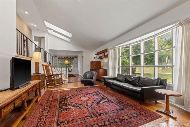 Photo - 18 Harvard Ln