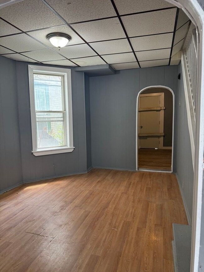 Building Photo - 5318 Glenmore Ave