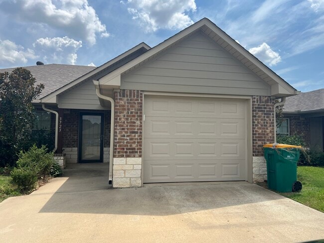 Building Photo - 3723 Trotter Ln Unit 3723 Trotter Ln Rental