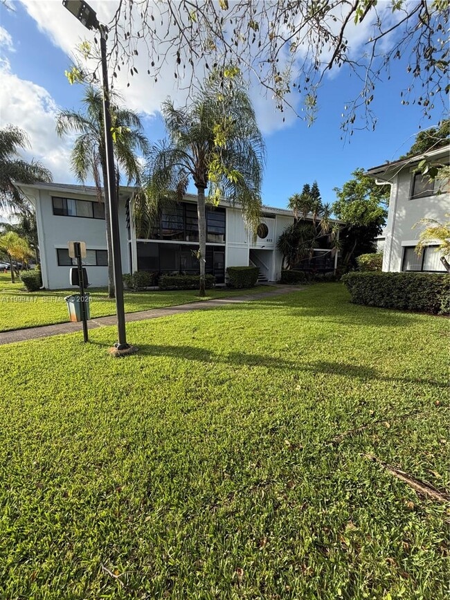 Building Photo - 823 NE 199th St Unit 104-12