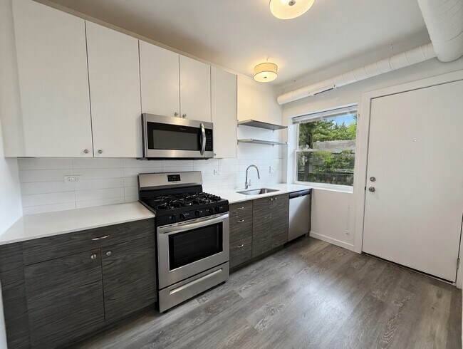 Building Photo - 1704 W Glenlake Ave