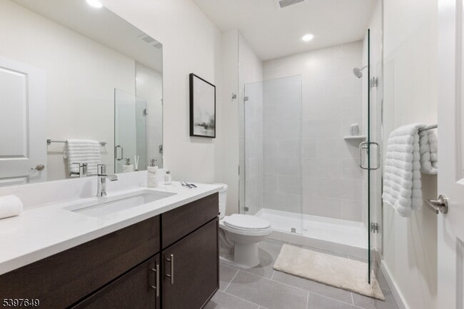 Photo - 1085 Bloomfield Ave Unidad 32