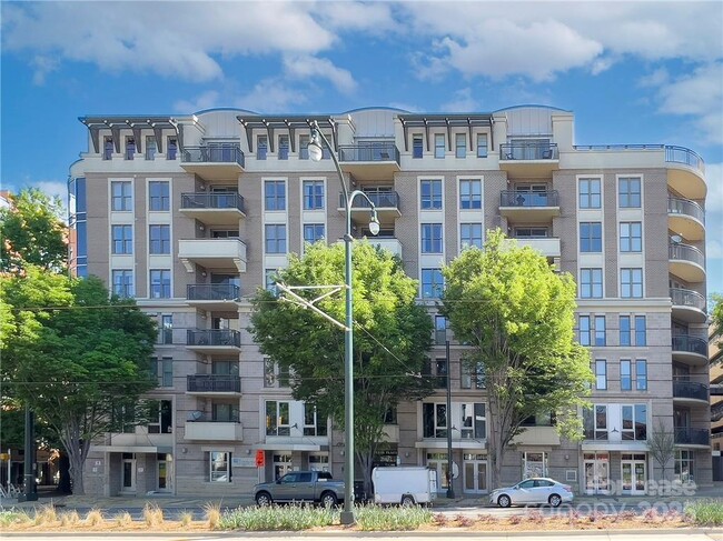 Building Photo - 718 W Trade St Unit 806 Rental