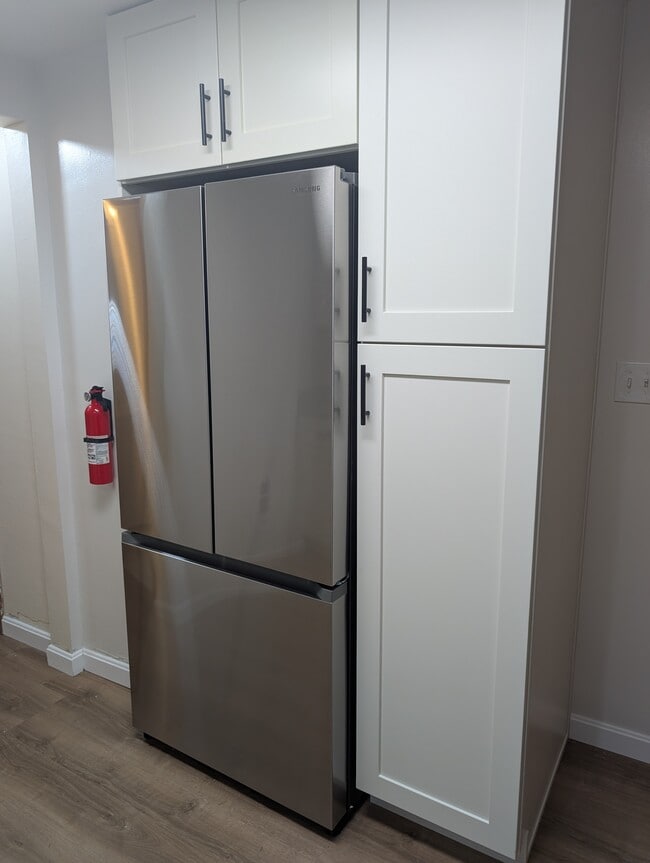 stainless steel fridge - 469 Reed St