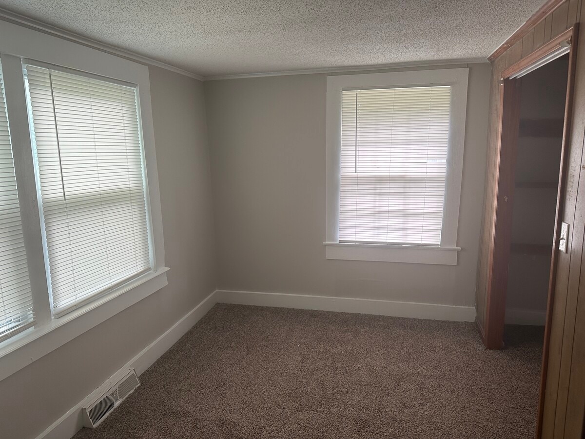 Photo - 435 W Queen St