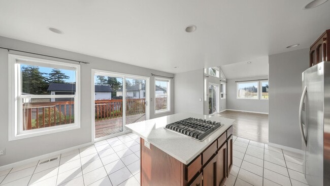 Photo - 2 Bed 2.5 Bath - Mowing Included - Pet Friendly - NAS Whidbey