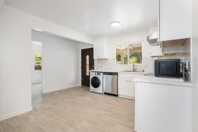 Building Photo - 5250 Sunset Dr Rental