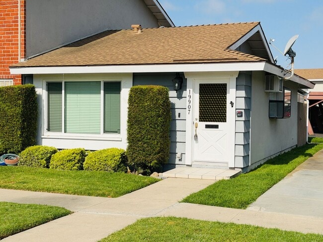 Building Photo - Turnkey Huntington Bay End Unit Near the Beach